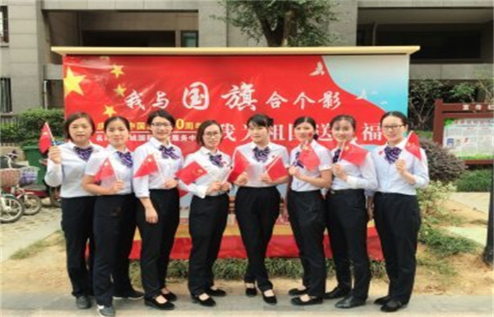 我與國旗合個(gè)影，共為祖國慶生！
