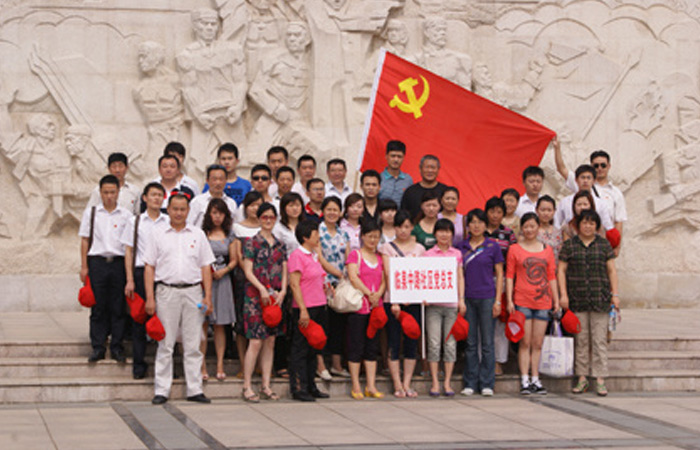 青山埋忠骨，史冊載功勛——記大名集團黨支部大蜀山烈士陵園祭掃活動
